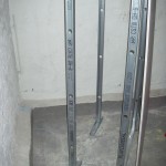 Derrière le pan coupé avant droit